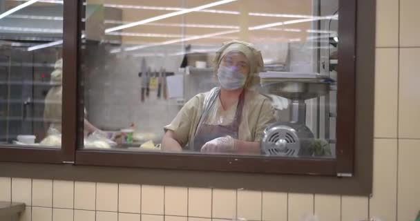 Le Boulanger prépare la pâte pour la cuisson — Video