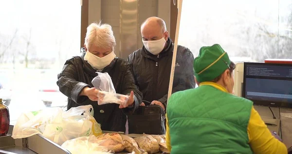 Müşteriler ürünleri kasaya koyarlar.