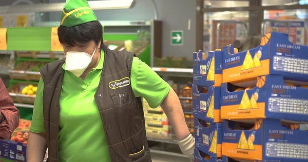 Satıcı içinde meyve olan bir araba kullanıyor.