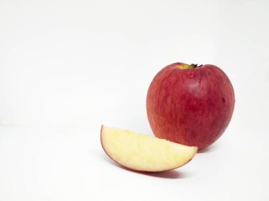 Kırmızı elma beyaz arka planda izole edilmiş, elmayı kapat, olgun elma