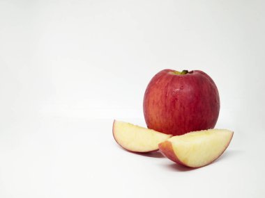Kırmızı elma beyaz arka planda izole edilmiş, elmayı kapat, olgun elma