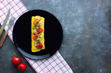 Çimento üzerinde siyah plaka tepesi ile Omlet