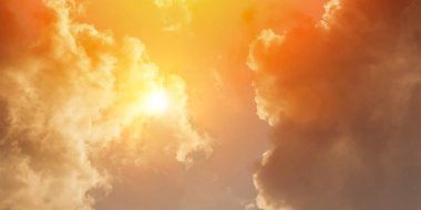 Altın yumuşak ışık ile dramatik gökyüzü