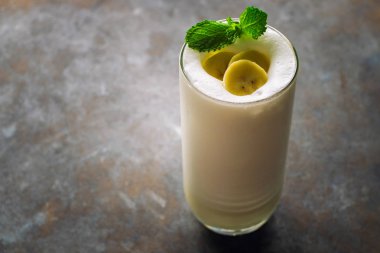 Koyu gri masada nane ile Banana Smoothie 