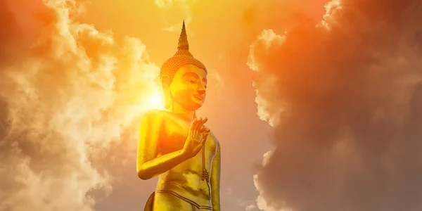 Άγαλμα Του Βούδα Ενάντια Στον Χρυσό Ουρανό Φως Του Ήλιου — Φωτογραφία Αρχείου
