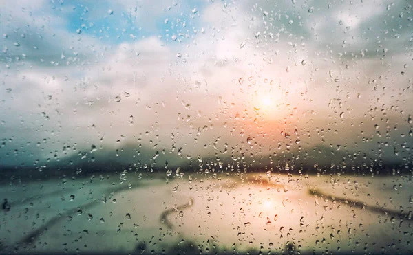 Краплі Води Віконному Склі Видом Рисові Поля — стокове фото