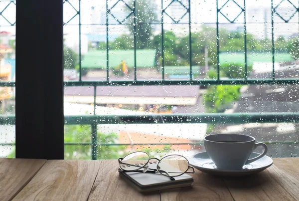 Tasse Blanche Café Avec Des Lunettes Par Fenêtre Humide — Photo