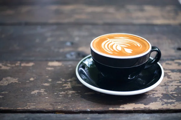 Café Fresco Con Latte Arte Mesa Arbolada — Foto de Stock