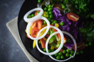 kahverengi masa ve çuval üzerinde siyah tabaksebze salatası