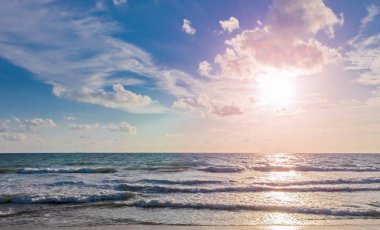 deniz manzara üzerinde gün batımı nın doğal görünümü