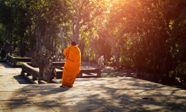 Buri Ram,Tayland-28 Aralık 2018: Naga baş ve güneş ışığı ile arkeolojik alanda duran tanımlanamayan Budist keşiş,Prasat Phanom Rung,Tayland