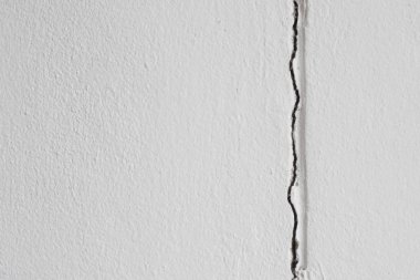 grunge arka plan, eski beyaz duvarda çatlak