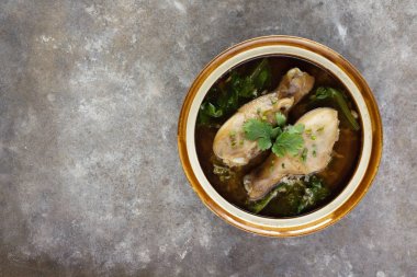 kahverengi seramik kase tavuk bacakları ile çorba bölümü 