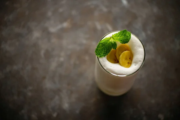 Banana Smoothie Med Mint Mörkgrå Bord — Stockfoto