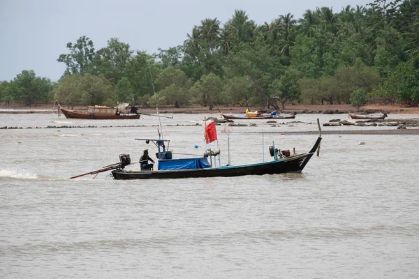 Krabi Thailand August 2018 Local Fishermen Moving Boat — Stock Photo, Image