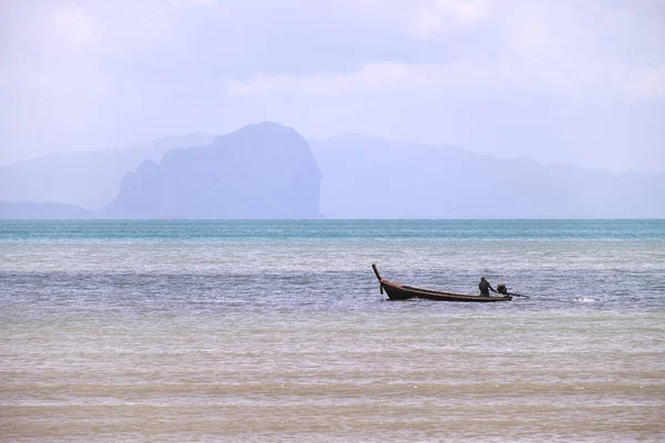 Krabi Tailandia Agosto 2018 Pescador Local Mueve Barco —  Fotos de Stock