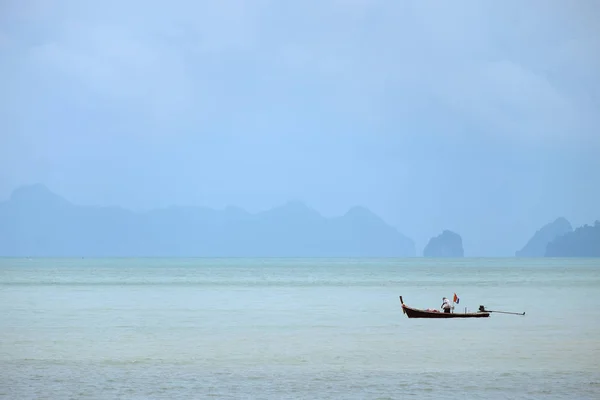 Krabi Tailandia Agosto 2018 Pescador Local Mueve Barco —  Fotos de Stock