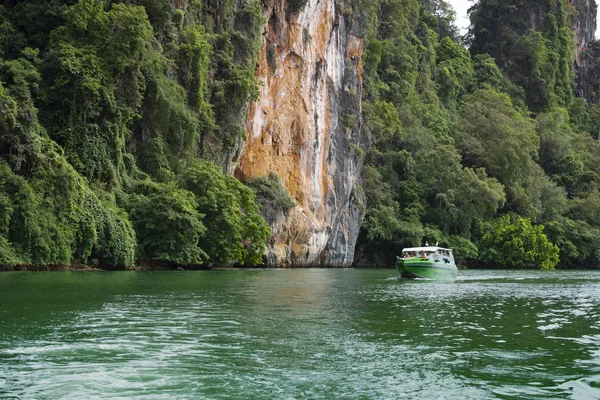 Phuket Tailandia Agosto 2018 Barco Que Mueve Por Rocas Verdes —  Fotos de Stock