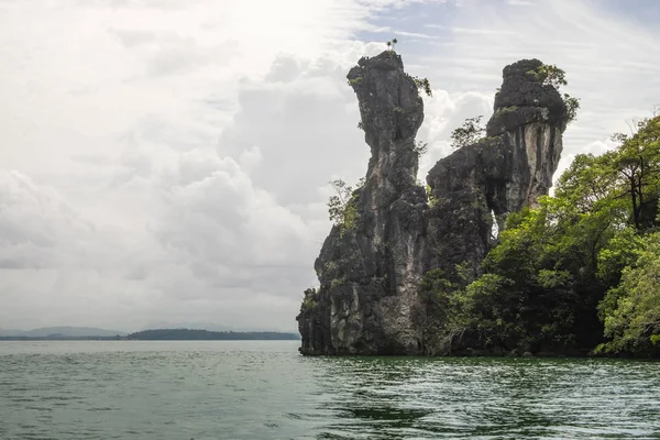 Cielo Nublado Rocas Con Vegetación Sobre Mar Phuket Tailandia —  Fotos de Stock
