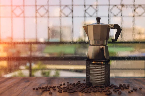 Maceta Moca Mesa Madera Con Granos Café Tostados Por Ventana — Foto de Stock