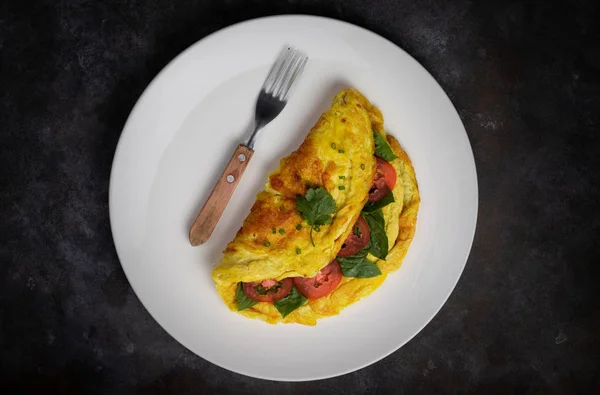 Omelette Con Fette Pomodoro Coriandolo Scalogno Servite Sul Piatto — Foto Stock