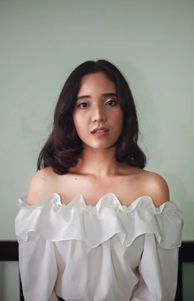 Mulher Asiática Vestindo Blusa Branca Posando Câmera — Fotografia de Stock