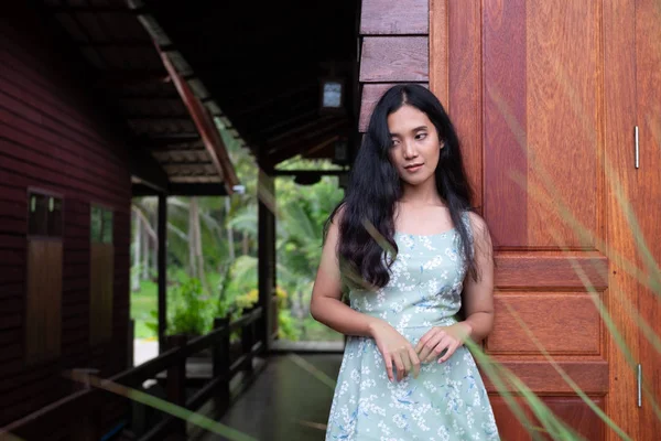 Jovem Indonésia Mulher Posando Por Casa Madeira — Fotografia de Stock