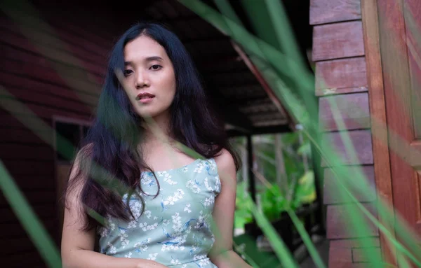 Jovem Indonésia Mulher Posando Por Casa Madeira — Fotografia de Stock