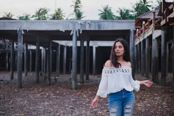 Ásia Mulher Topo Com Aberto Ombros Posando Câmara — Fotografia de Stock