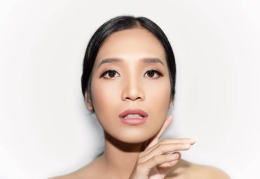 beyaz arka plan üzerinde parlak deri ile genç Asyalı kadın portresi