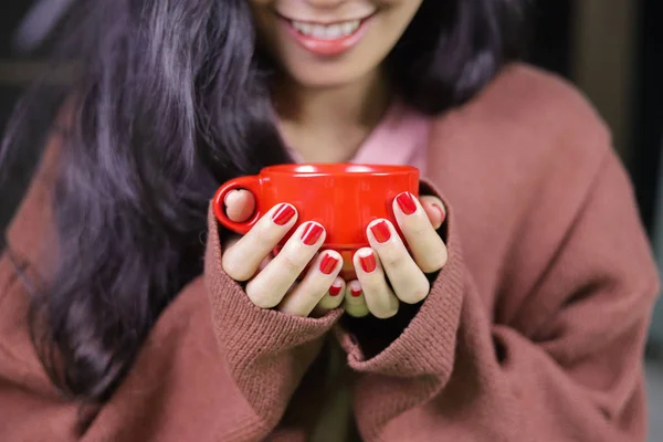 Smiling Woman Holding Red Cup Cropped Shot — Stock Photo, Image