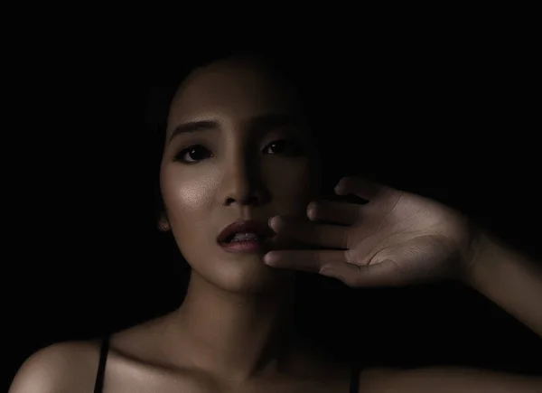 어두운 배경에 피부를 아시아 여성의 초상화 — 스톡 사진