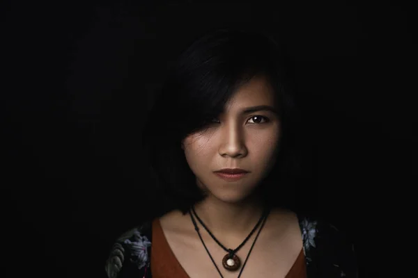 Asijská Mladá Černovlasá Žena Nosí Šperky Kůže Kamene Obličeji Černém — Stock fotografie