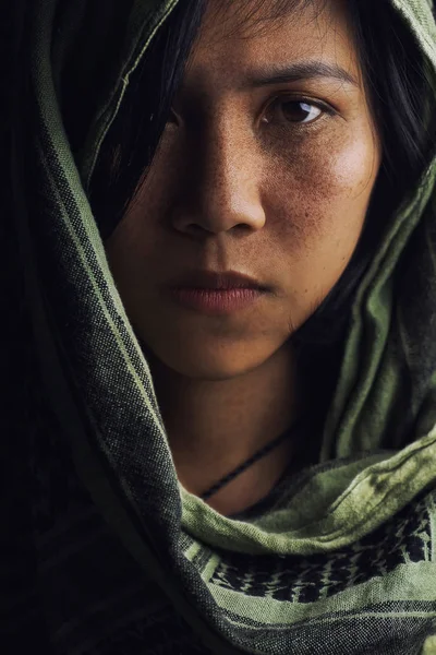 Woman Freckles Face Wearing Headdress Scarf Ornaments Made Leather Rings — 스톡 사진