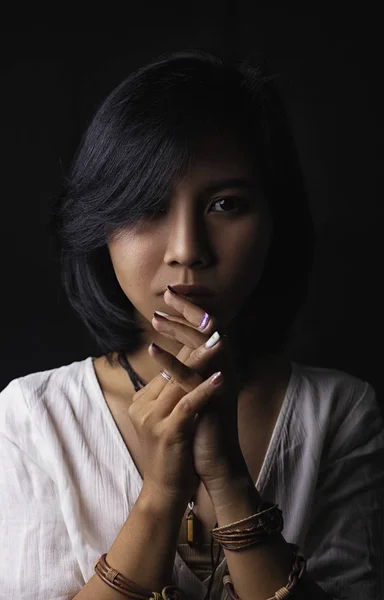 Asijská Mladá Černovlasá Žena Nosí Šperky Kůže Kamene Obličeji Černém — Stock fotografie
