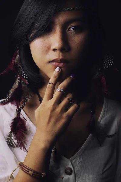 Tvář Domorodé Američanky Pihami Tváři Šperky Kůže Peleta — Stock fotografie
