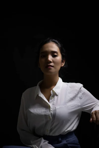 Asijská Žena Bílé Košili Dlouhým Rukávem Kancelářským Stylem Korejská Módní — Stock fotografie