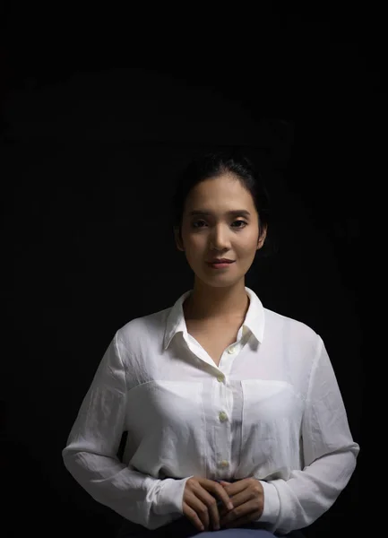 긴소매 셔츠를 아시아 여성이 사무실 스타일의 포즈를 취하고 배경에 포즈를 — 스톡 사진