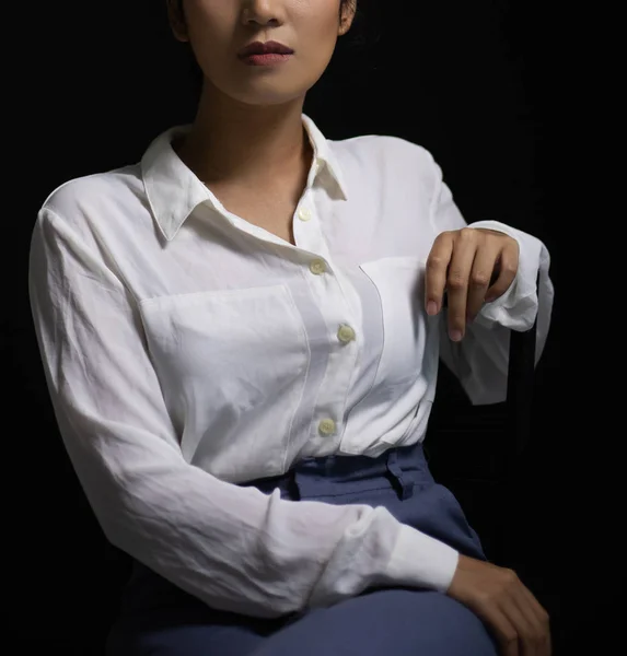 긴소매 셔츠를 아시아 여성이 사무실 스타일의 포즈를 취하고 배경에 포즈를 — 스톡 사진