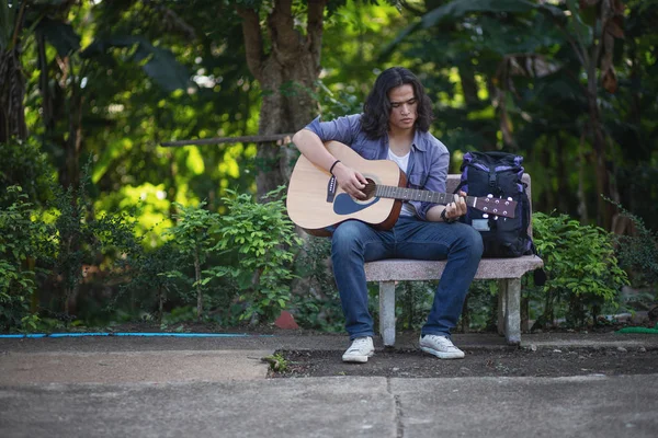 Aziatische Langharige Man Speelt Gitaar Terwijl Hij Reis Met Een — Stockfoto