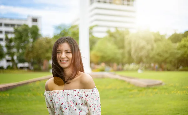 Uma Bela Mulher Japonesa Vestindo Vestido Branco Andando Feliz Gramado — Fotografia de Stock