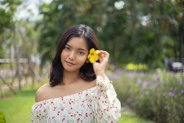 Linda Asiática Cabelo Curto Menina Com Perfeito Bronzeado Pele Sorriso — Fotografia de Stock