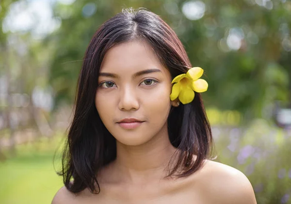 Hermosa Asiático Corto Cabello Chica Con Perfecto Bronceado Piel Sonrisa — Foto de Stock