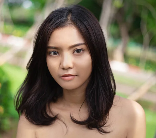 Imágenes Cerca Hermosa Mujer Asiática Joven Con Una Piel Bronceada — Foto de Stock