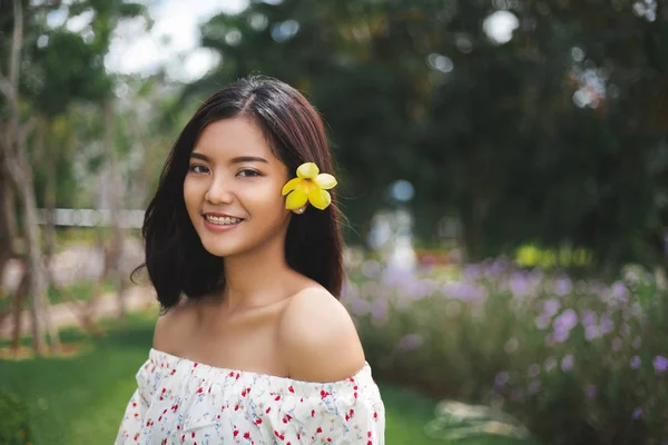 Linda Asiática Cabelo Curto Menina Com Perfeito Bronzeado Pele Sorriso — Fotografia de Stock