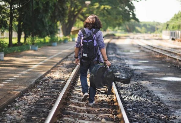 Long Haired Man Looks Cool Traveler Nomadic Musician Who Backpacking — Stock Photo, Image