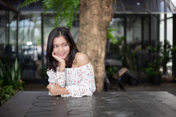 Uma Bela Mulher Asiática Vestindo Vestido Branco Ela Sentou Sorrindo — Fotografia de Stock