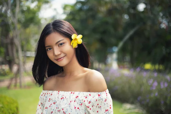 Linda Asiática Cabelo Curto Menina Com Perfeito Bronzeado Pele Sorriso — Fotografia de Stock