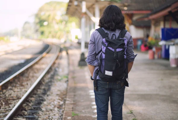 Uomo Dai Capelli Lunghi Che Sembra Figo Viaggiatore Musicista Nomade — Foto Stock