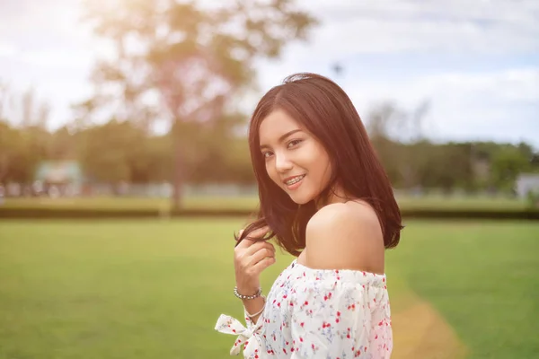 Krásná Japonská Žena Oblečená Bílých Šatů Šťastně Chodí Zeleného Trávníku — Stock fotografie